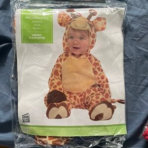 Giraffe infant